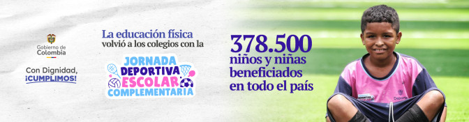 Niño sonriente con uniforme deportivo sentado en cancha, junto a mensaje sobre la Jornada Deportiva Escolar Complementar...