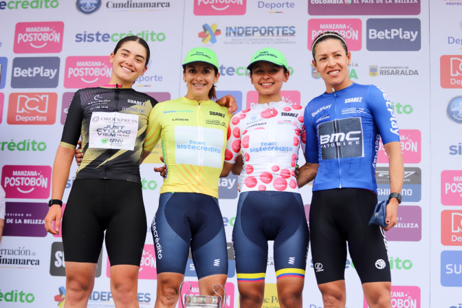 Cuatro ciclistas colombianas posan en el podio de la Vuelta Colombia Femenina