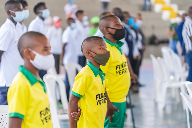 jovenes-de-escuelas-de-futbol-en-la-inauguracion-de-la-cancha-de-guachene.jpg
