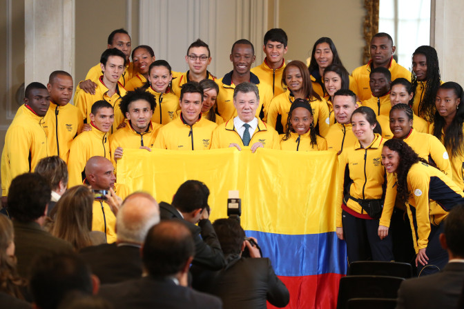 Presidente-de-la-Republica-con-la-Delegacion-que-representara-a-Colombia-en-Toronto-2015.jpg