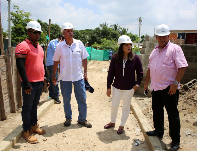 visita-a-la-Construccion-del-Parque-del-barrio-la-Esperanza-y-Cancha-Sintetica-director-de-Coldeportes-y-alcaldesa-de-Galapa-1.jpg