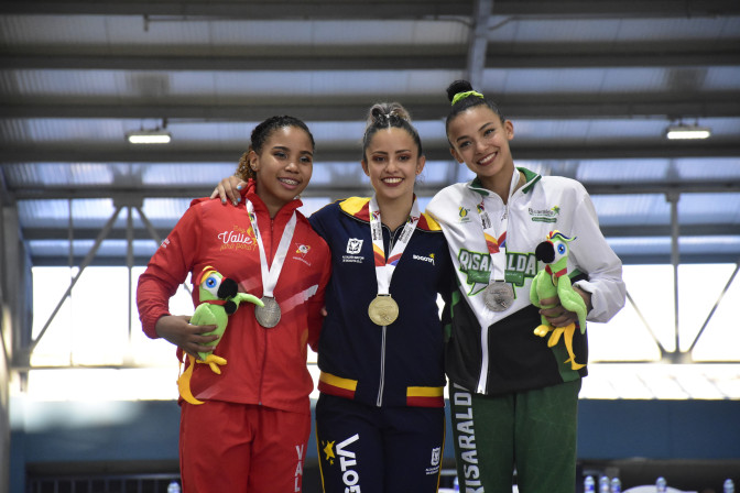 RS3584-bronce-angelica-maza-plata-yiseth-valenzuela-oro-laura-pardo-Salto-Al-Caballete-Femenina-Abierta-2-mpr.jpg