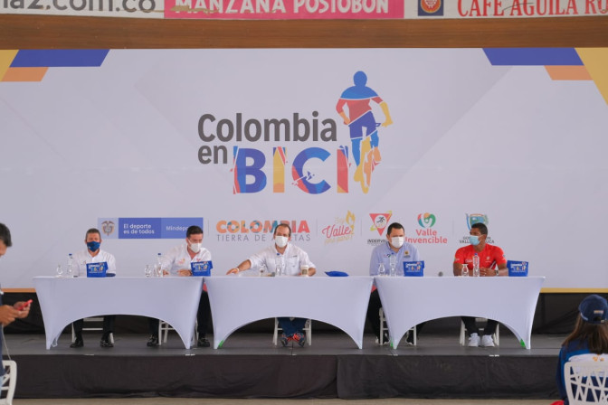 Ministro-Colombia-en-Bici-Cali-VC.jpeg