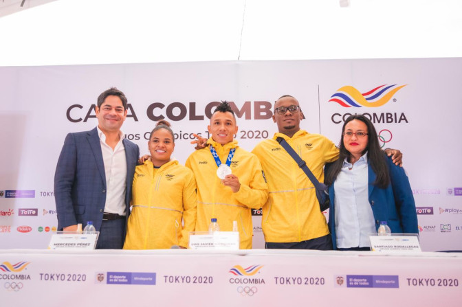Pesistas-que-representaron-a-Colombia-en-Juegos-Olimpicos-junto-con-el-ministro-Guillermo-Herrera.jpeg