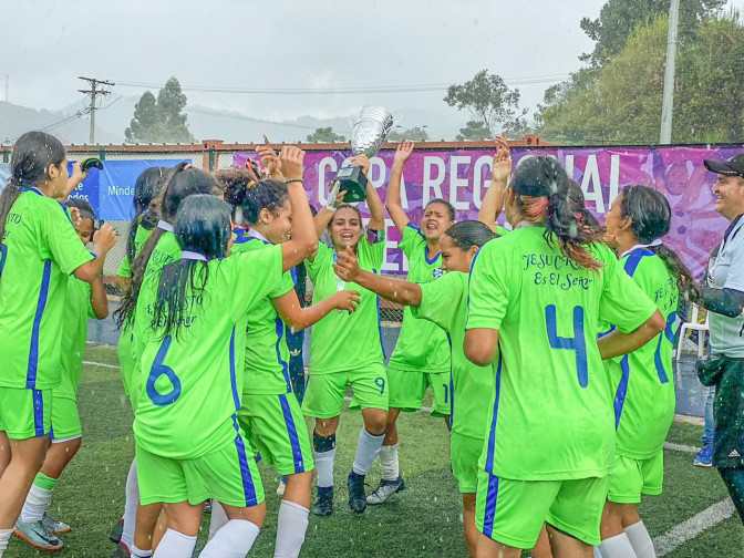 Quindianas-campeonas-del-Octogonal-Manizales.jpeg