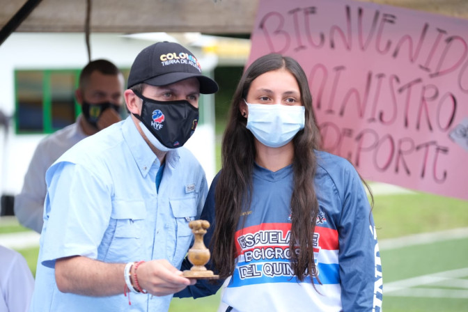 el-ministro-ernesto-lucena-barrero-recibe-un-recordatorio-por-parte-de-la-escuela-de-bicicros-del-quindio.jpg