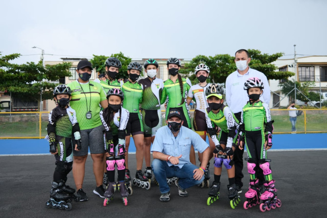 el-ministro-ernesto-lucena-barrero-juntos-con-los-patinadores-de-la-escuela-de-quimbaya.jpg