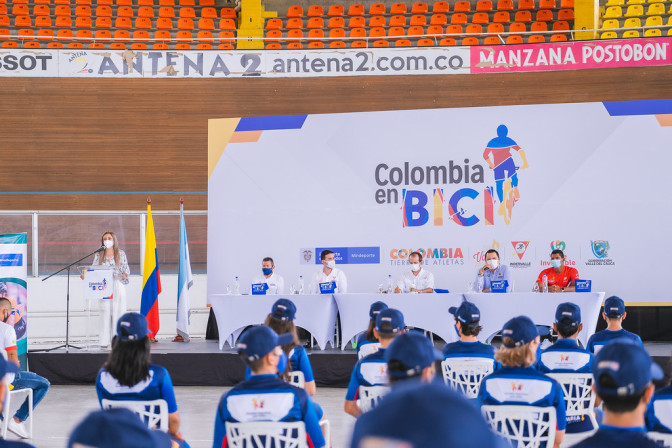 mesa-principal-durante-el-evento-de-colombia-en-bici-en-el-valle-del-cauca.jpg