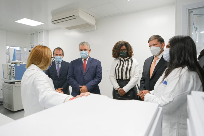 visita-del-presidente-ivan-duque-y-el-ministro-ernesto-lucena-al-renovado-laboratorio-de-control-al-dopaje.jpeg