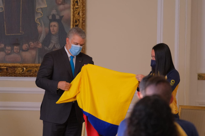 el-presidente-ivan-duque-hace-entrega-del-pabellon-a-mariana-pajon.jpeg