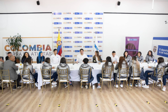 reunion-ministro-guillermo-herrera-y-ciclistas-colombia-tierra-de-atletas.jpg