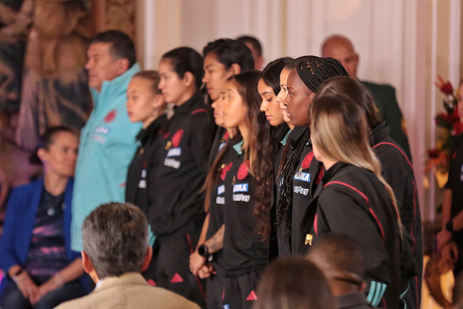 las-jugadoras-de-la-seleccion-femenina-fueron-condecoradas-en-presidencia.jpeg