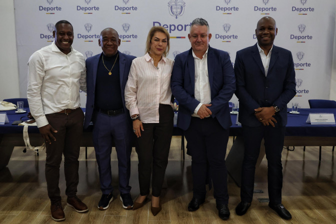 La ministra, Patricia Duque, junto con alcaldes y miembros del Comité del Paro Cívico del Chocó.