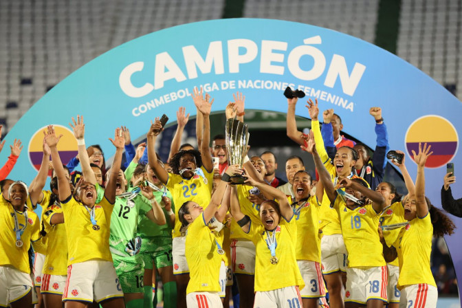 Selección Colombia Femenina celebra con el trofeo de campeón de la CONMEBOL Liga de Naciones Femenina