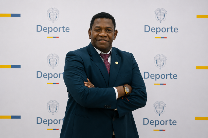Manuel Emilio Palacios Blandón, posando con traje azul oscuro y corbata vinotinto.