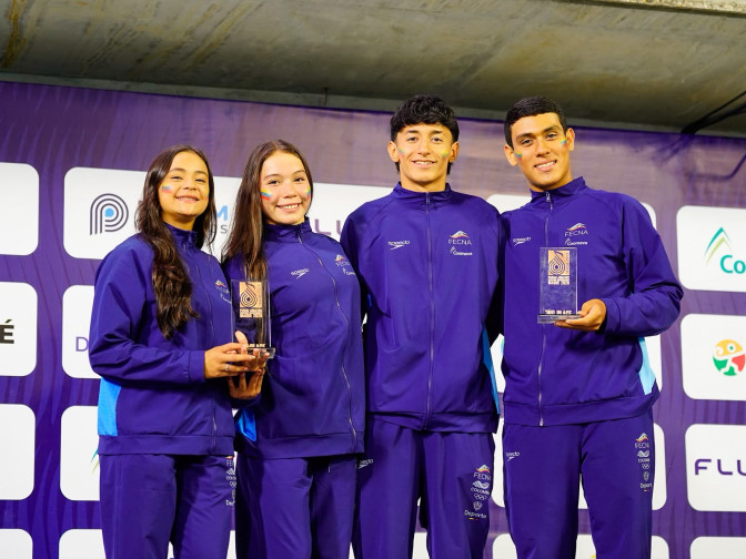 Cuatro nadadores colombianos de la selección FECNA posan con trofeos en el Panam Aquatics Swimming Championships celebrado en Ibagué.