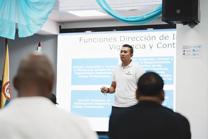 Funcionario del IVC presenta funciones de la Dirección de Inspección, Vigilancia y Control ante asistentes en sala institucional