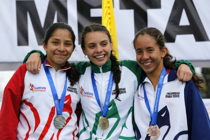 noticia-2014-11-02-podio-famenino-triatlon-superate.jpg