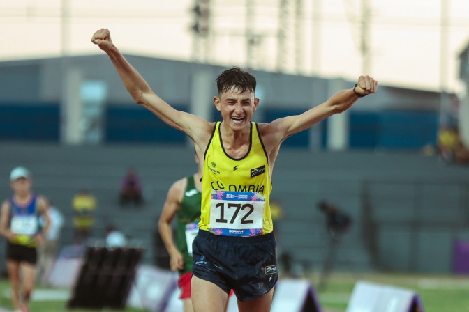 Miguel-Pena-medalla-de-oro-marcha-20000-mts-Asu2025.jpeg