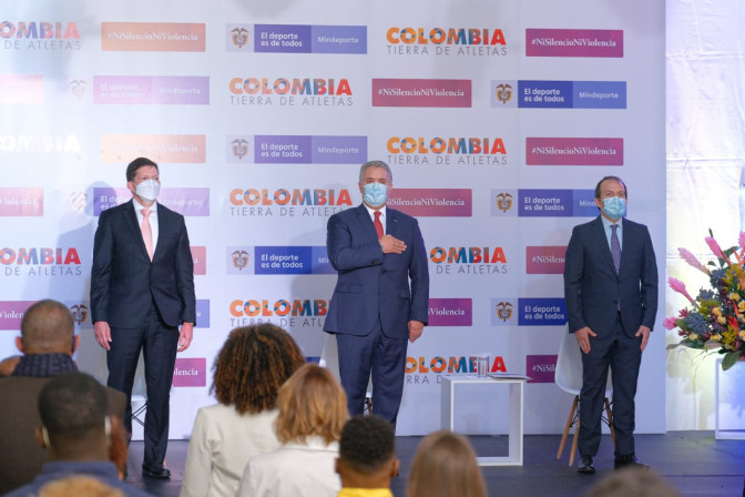 el-presidente-ivan-duque-acompanado-por-el-ministro-lucena-durante-el-himno-nacional-de-colombia.jpeg