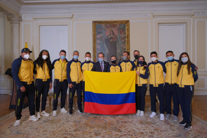 Ministro-Lucena-junto-a-los-deportistas-con-el-pabellon.jpeg