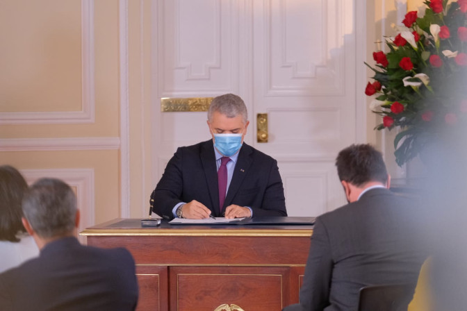 presidente-ivan-duque-firma.jpeg