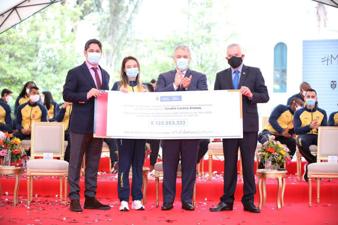 entrega-de-incentivos-a-lorena-arenas.jpg