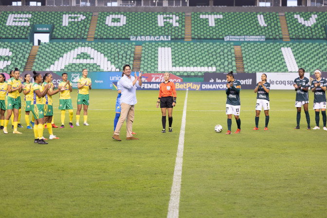 El-ministro-Guillermo-Herrera-junto-con-las-jugadoras-del-Cali-y-del-Huila-en-el-arranque-de-la-Liga-Femenina.jpg